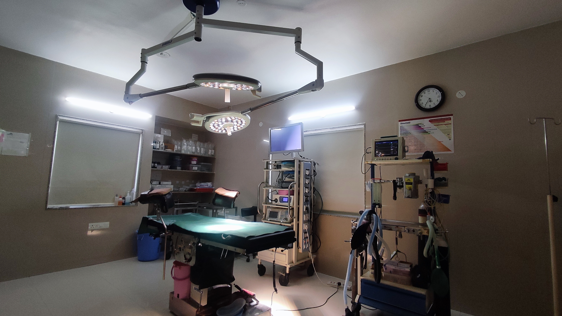 Modular operation theatre with dual overhead lights and anaesthesia workstation at Global IVF Centre