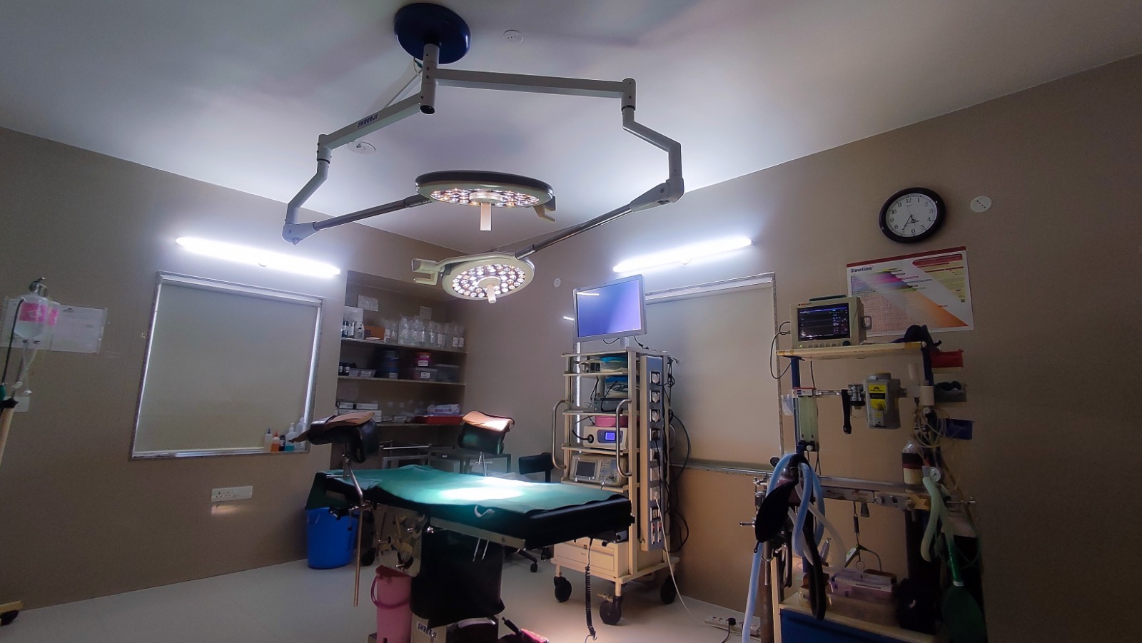 Modular operation theatre with dual overhead surgical lights and anaesthesia workstation
